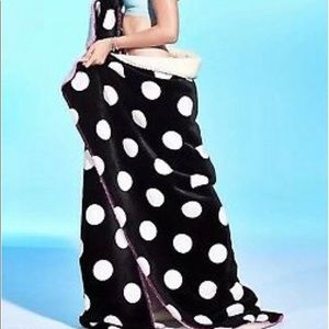 VS PINK Black with white polka dots Sherpa blanket